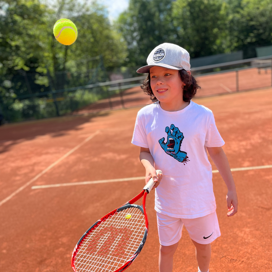 kid-playing-tennis